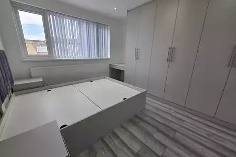 5 bedroom semi-detached house to rent, Gledwood Crescent, Hayes UB4