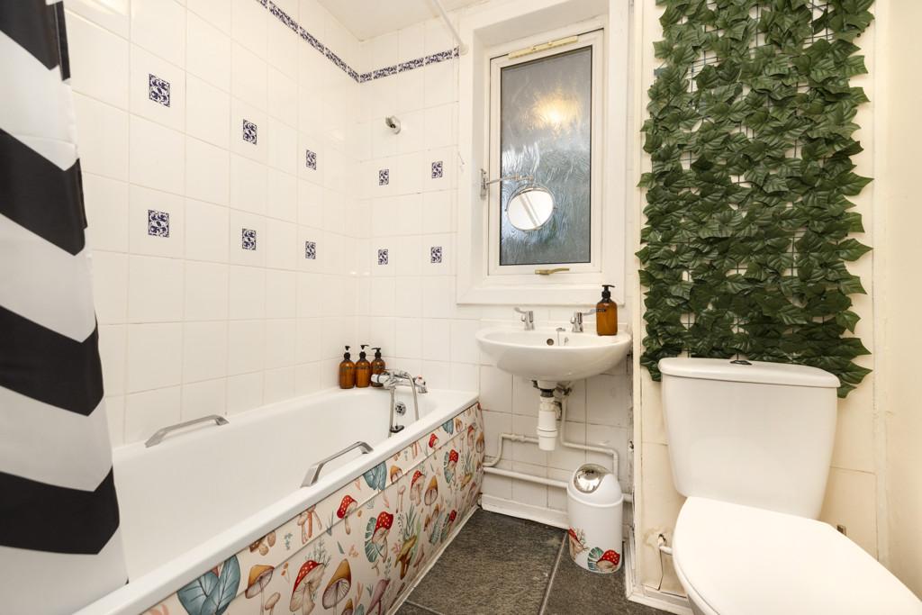 Bathroom of 10 (Flat 1) Oxgangs Avenue