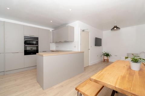 6 bedroom semi-detached house to rent, Bellcote Drive, Moldgreen HD5