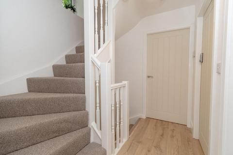 6 bedroom semi-detached house to rent, Bellcote Drive, Moldgreen HD5