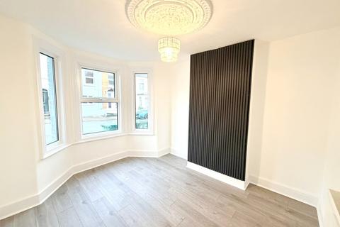 3 bedroom terraced house to rent, Walton Road, Folkestone CT19