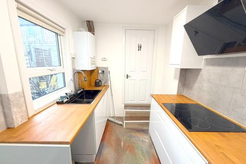 3 bedroom terraced house to rent, Walton Road, Folkestone CT19