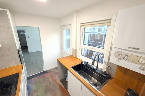 3 bedroom terraced house to rent, Walton Road, Folkestone CT19