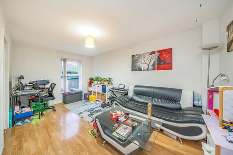 3 bedroom house to rent, Rumsey Close, Hampton TW12