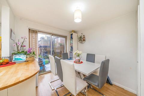3 bedroom house to rent, Rumsey Close, Hampton TW12