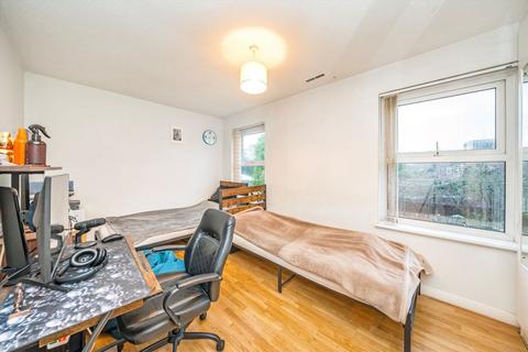 3 bedroom house to rent, Rumsey Close, Hampton TW12