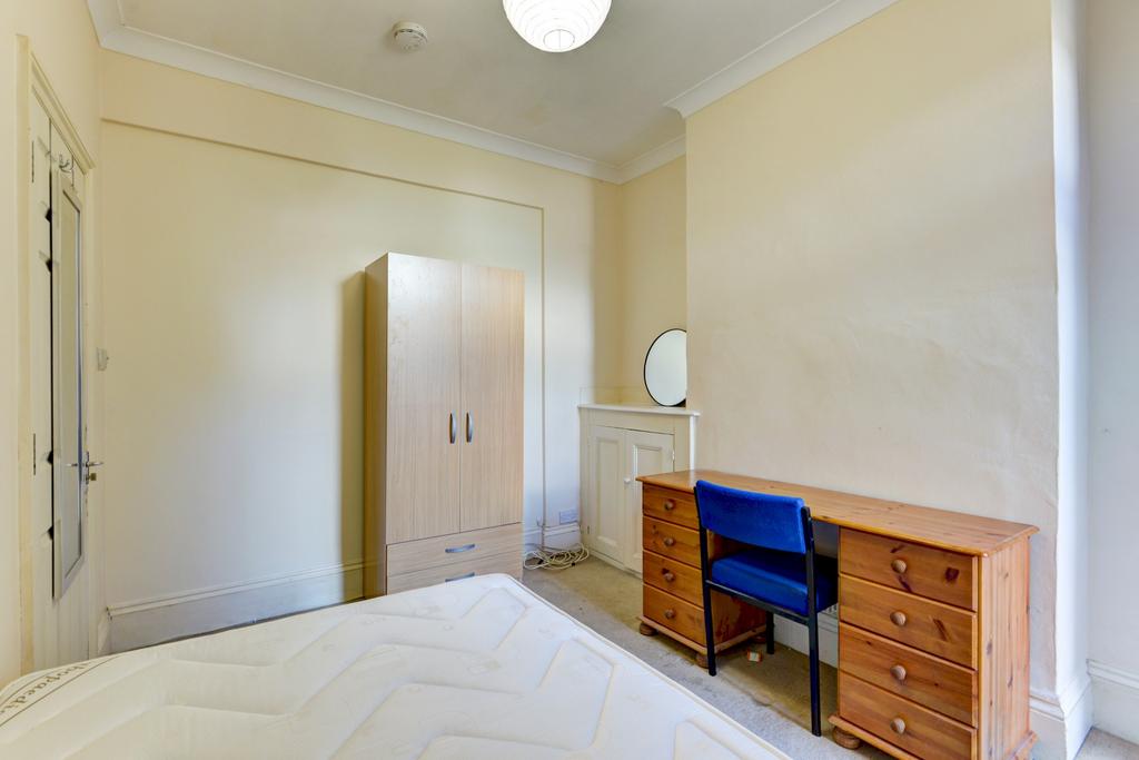 Bright double bedroom with high ceilings, neutr...