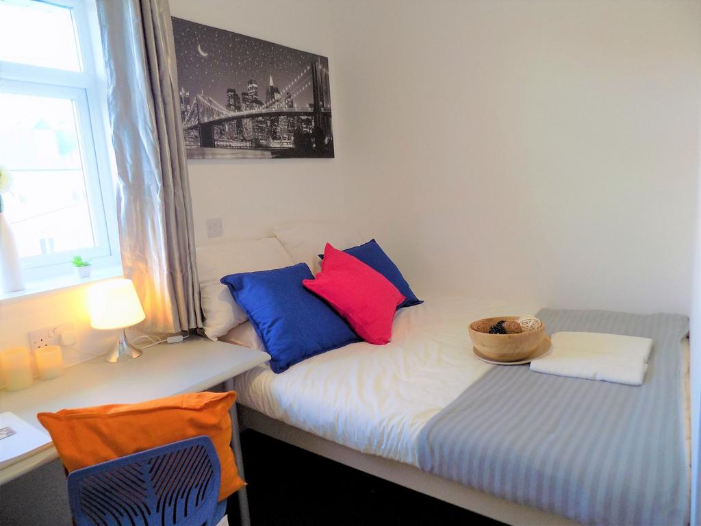 Bright, neatly presented single bedroom with a ...