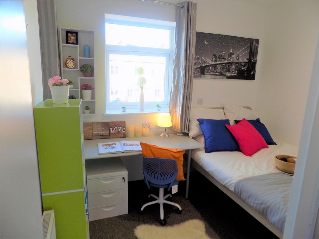 Bright, well-kept single bedroom with a cosy be...