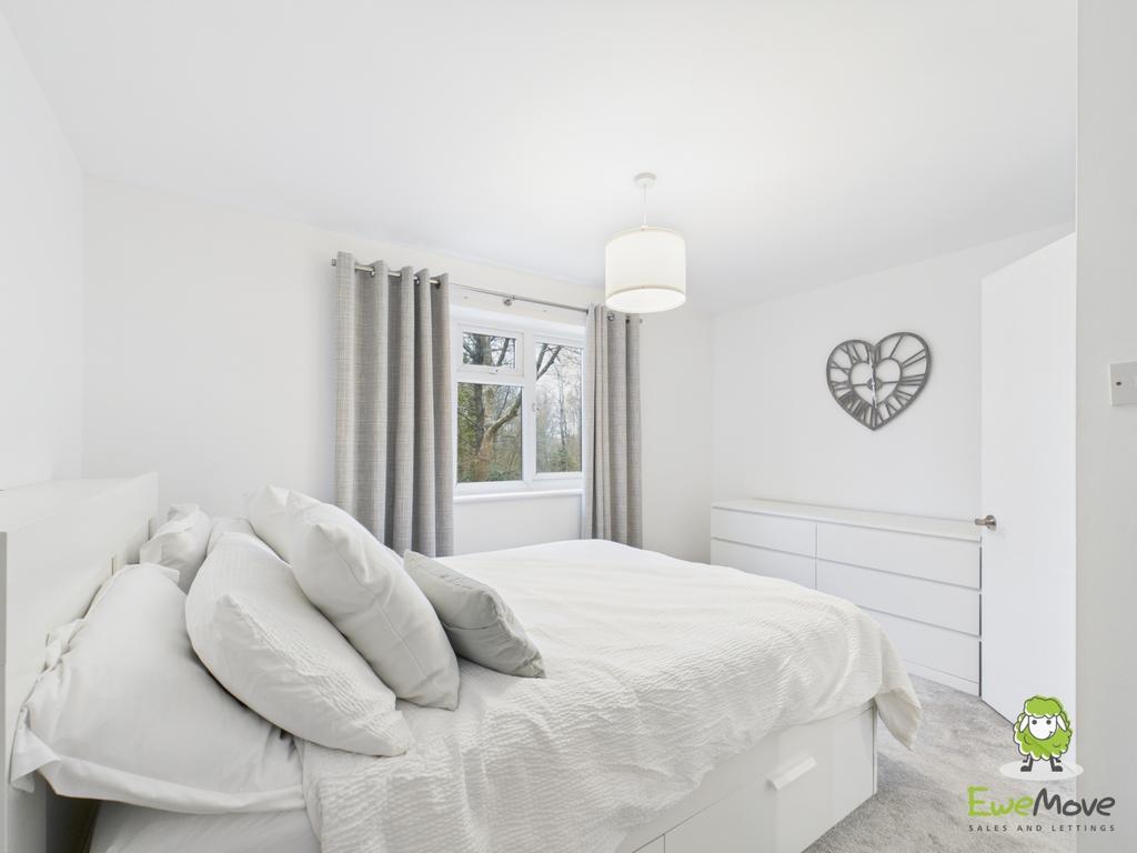 Ewe Move Estate Agents Basingstoke - St Barbaras Cl