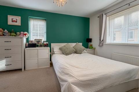3 bedroom end of terrace house for sale, Snowdrop Way, Red Lodge