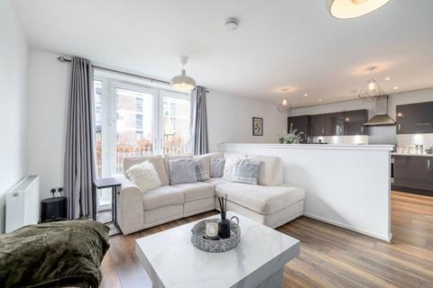 3 bedroom flat to rent - Arneil Drive, Royston, Edinburgh, EH5 2