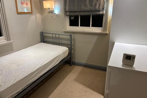 1 bedroom in a flat share to rent, Denbigh Street, London SW1V