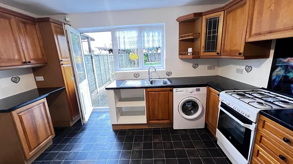 2 bed semi-detached house to rent Burns Place, Ti
