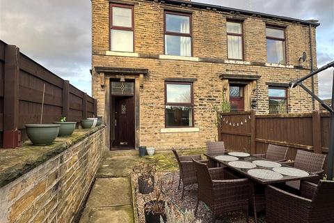 2 bedroom semi-detached house to rent, Cross Road, Idle, Bradford