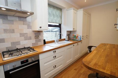 2 bedroom semi-detached house to rent, Cross Road, Idle, Bradford