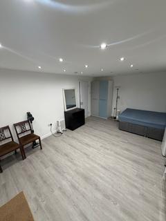 1 bedroom in a house share to rent, Capel Gardens, Ilford IG3