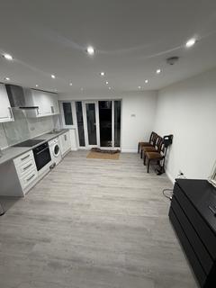 1 bedroom in a house share to rent, Capel Gardens, Ilford IG3