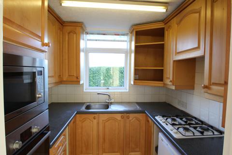 2 bedroom flat to rent, Balquhain Close, Ashtead, KT21