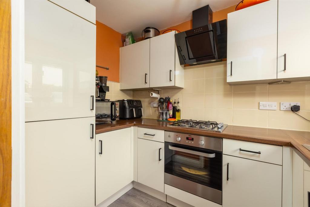 8 Garfield Road, BS5-18.jpg