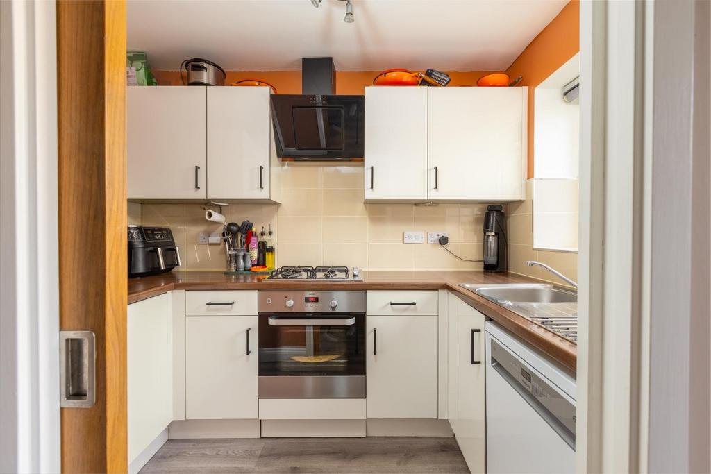 8 Garfield Road, BS5-17.jpg