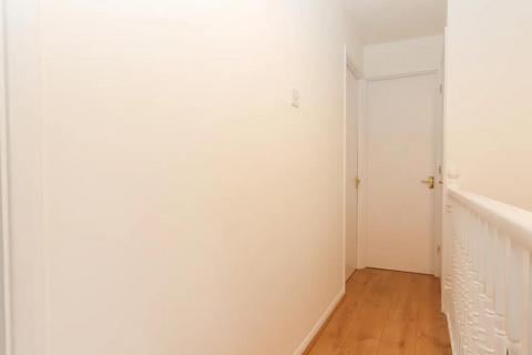 3 bedroom end of terrace house to rent, Melrose Avenue, Mitcham