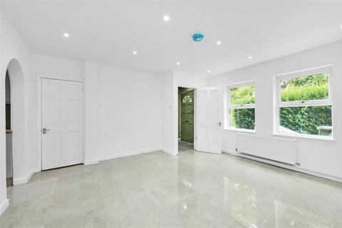 3 bedroom house to rent, Coxmount Road, London SE7