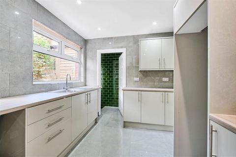 3 bedroom house to rent, Coxmount Road, London SE7