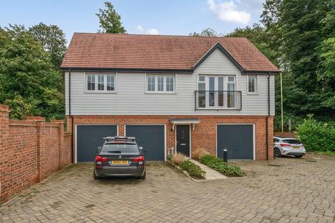 2 bedroom flat to rent, Charrington Close, Hampshire GU34