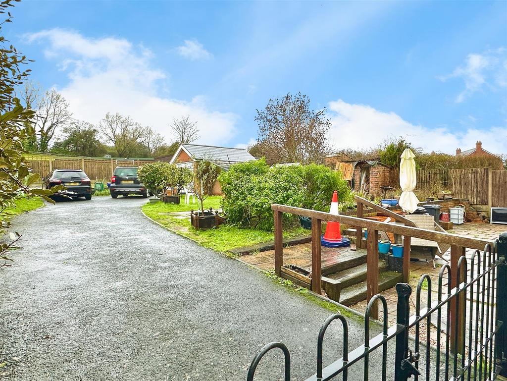 Drive/garden/garage