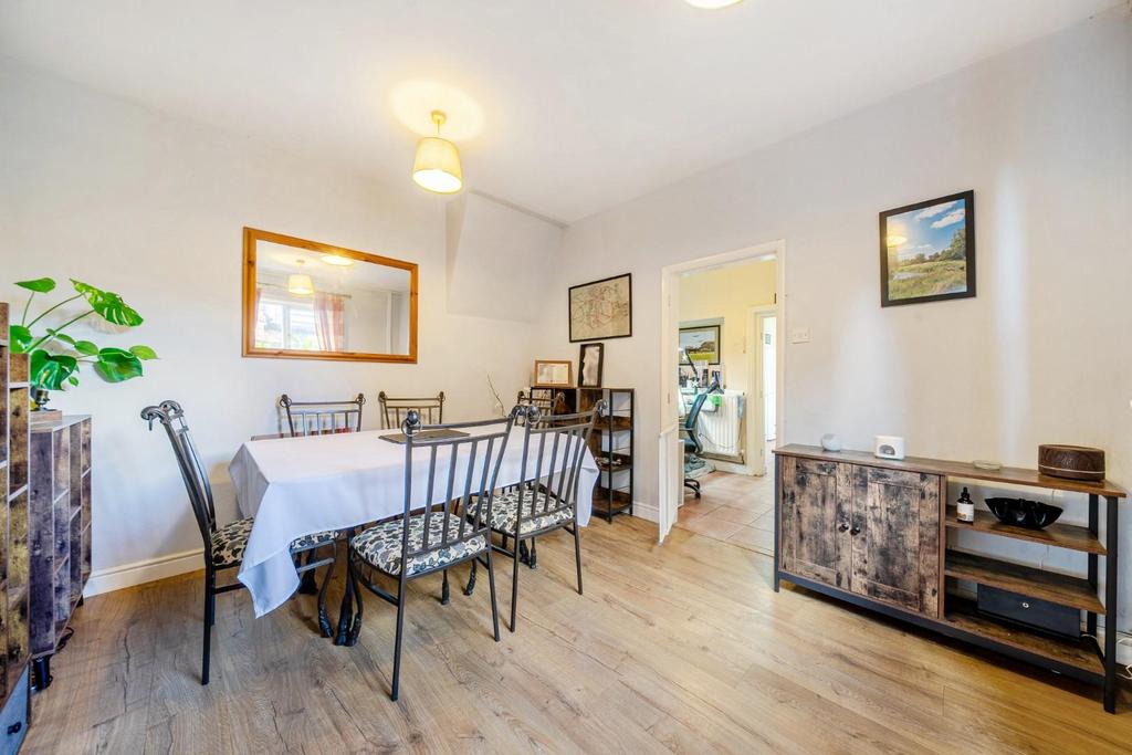 DINING ROOM.jpg