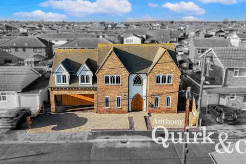 4 bedroom detached house for sale, Hannett Road, Canvey Island, SS8