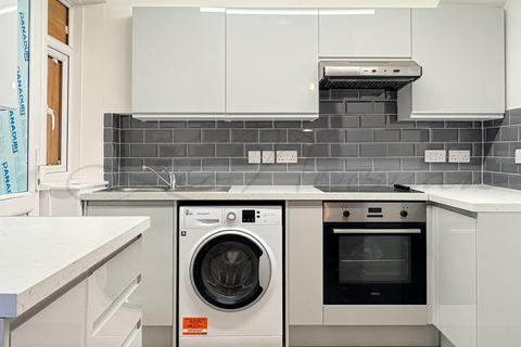 3 bedroom flat to rent, Queensbury Station Parade, Edgware, HA8