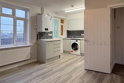 3 bedroom flat to rent, Queensbury Station Parade, Edgware, HA8