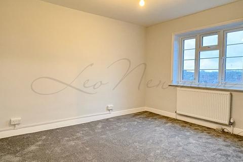 3 bedroom flat to rent, Queensbury Station Parade, Edgware, HA8