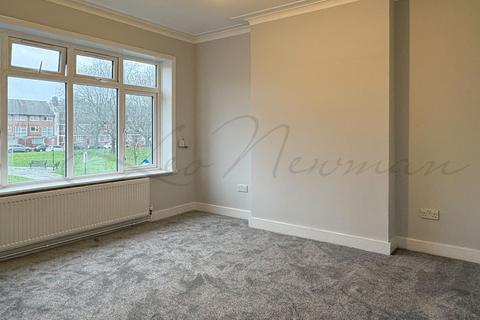 3 bedroom flat to rent, Queensbury Station Parade, Edgware, HA8