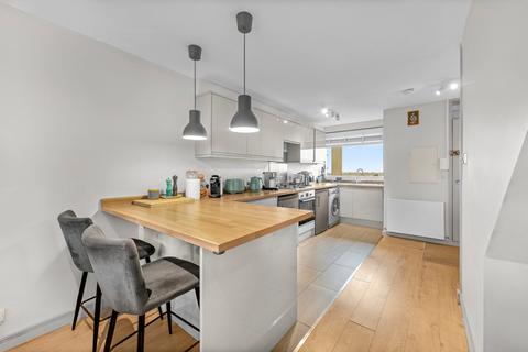 2 bedroom flat to rent, Dunbridge House, Highcliffe Drive, London