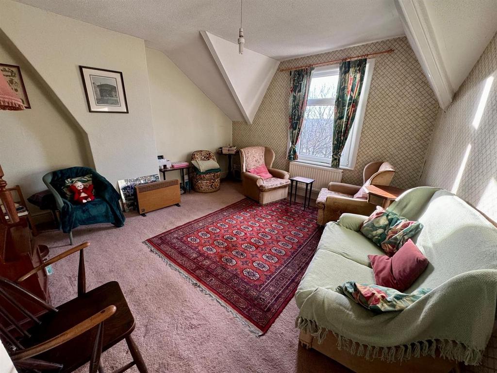 Secondary lounge