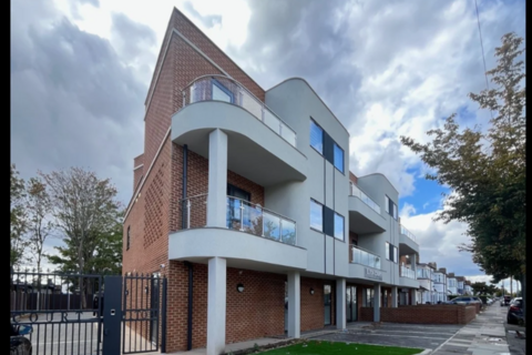 3 bedroom flat to rent, Elitok Court, 15 Rushden Gardens, Ilford, Essex