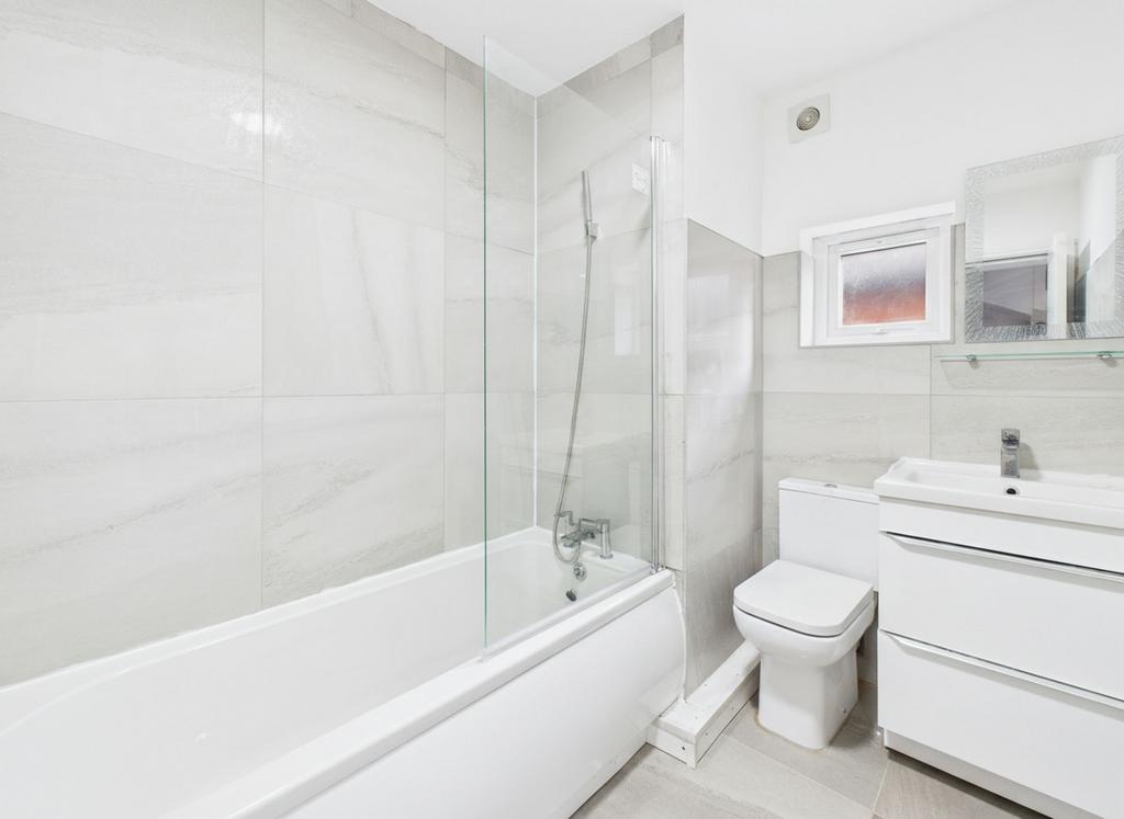 Bathroom (First Floor)