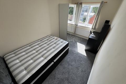 3 bedroom flat to rent, Orchard Lodge, North Hill Road, Leeds LS6