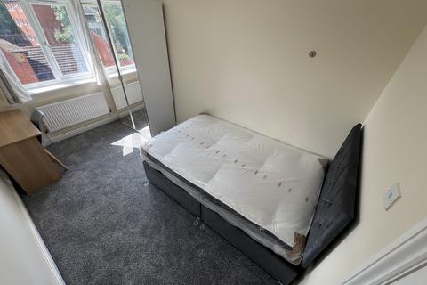 3 bedroom flat to rent, Orchard Lodge, North Hill Road, Leeds LS6