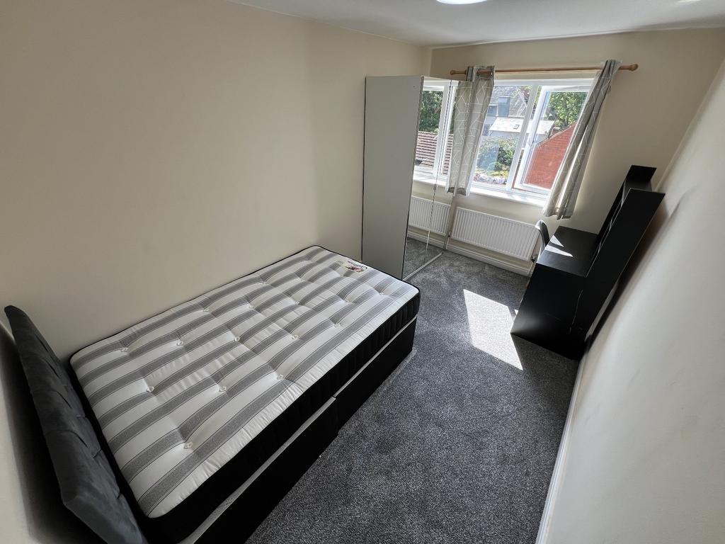 Bright, neatly presented single bedroom with a ...