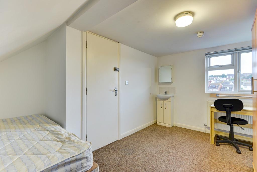 Bright single bedroom with a fitted wardrobe, s...