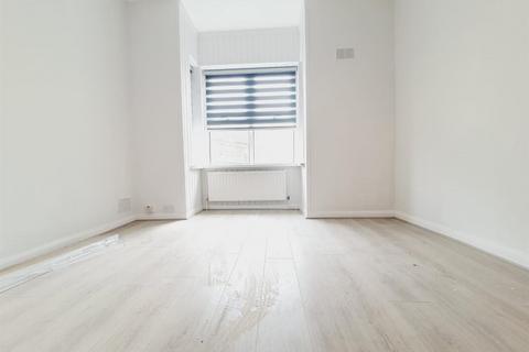 2 bedroom flat to rent, Chandler Avenue, London