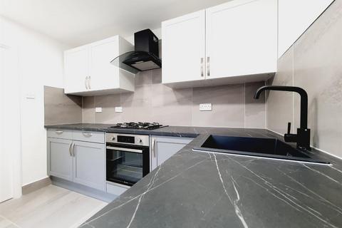 2 bedroom flat to rent, Chandler Avenue, London