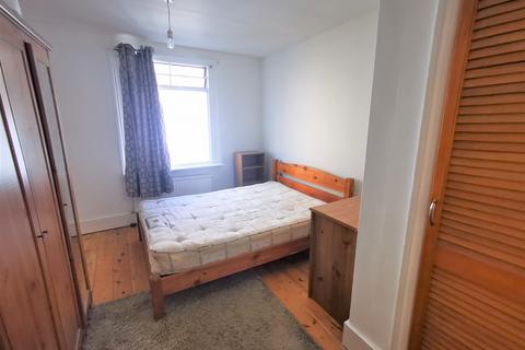 2 bedroom flat to rent, Gascony Avenue, London, NW6