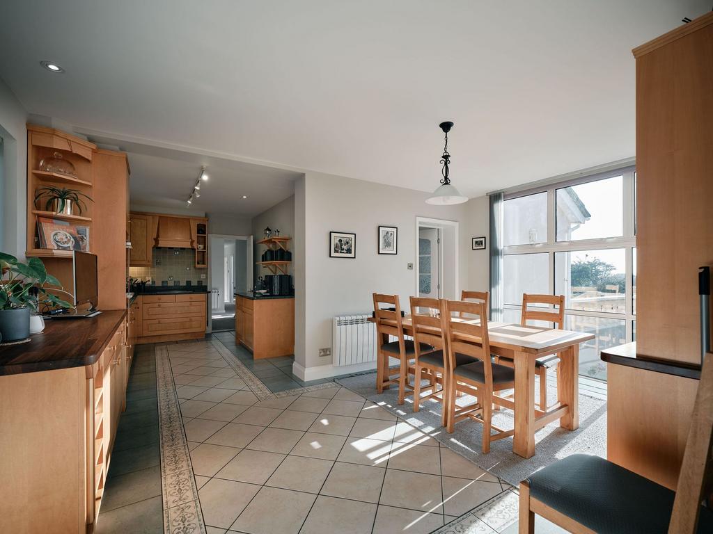 Kitchen &amp; dining