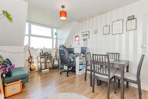 2 bedroom flat for sale, Marshals Court, Perry Street, Crayford, Kent