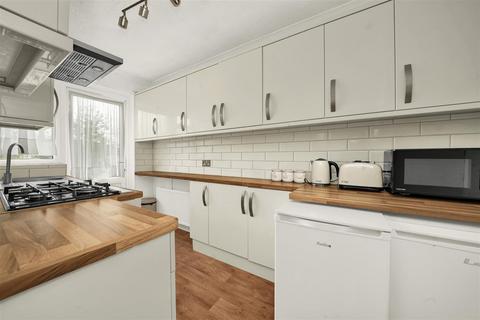 2 bedroom maisonette for sale, Grantham Gardens, Chadwell Heath, RM6